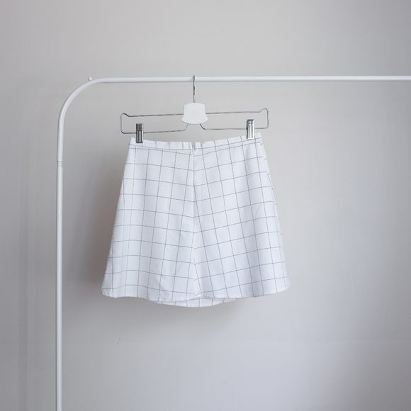 📌BOGO White Plaid Skirt - Picture 2 of 2